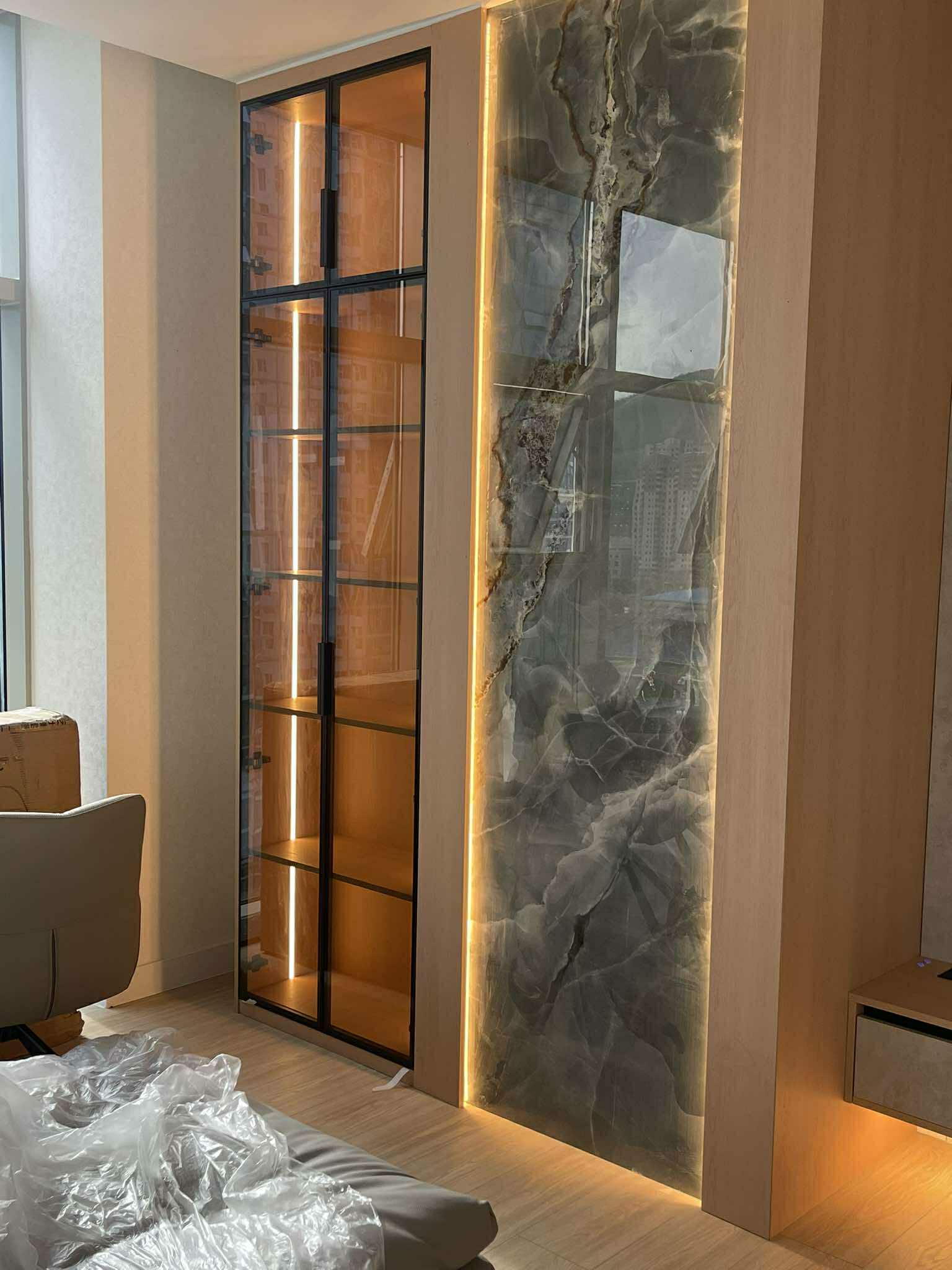 Marble-like door wardrobe with amber glass panel