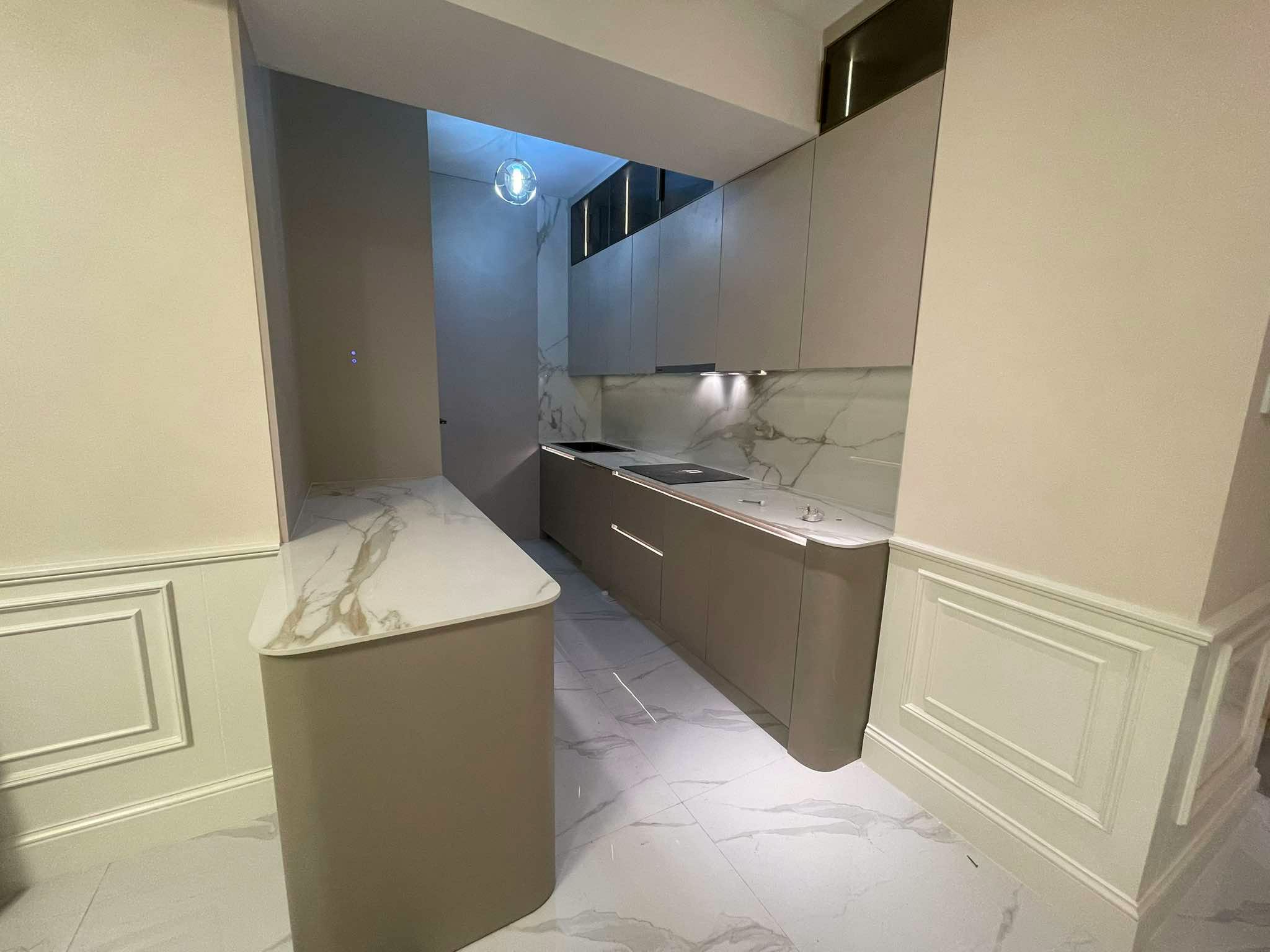 Contemporary kitchen with wood-panelled ceiling recess